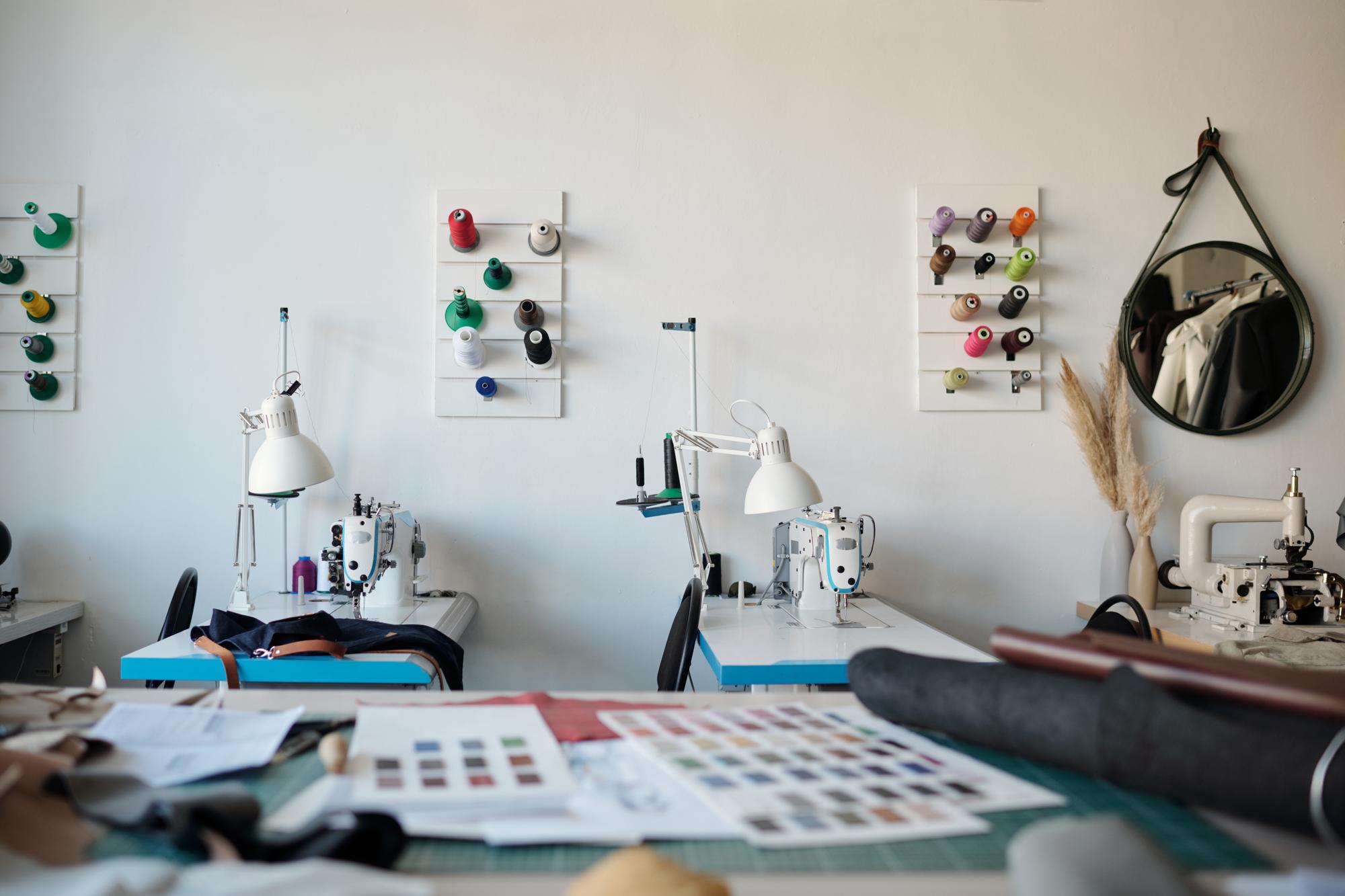 Werkstattansicht mit Stickmaschine und Monitor